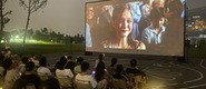 （艹比网站转载）成都秋夜“新耍法”：到公园看坝坝电影